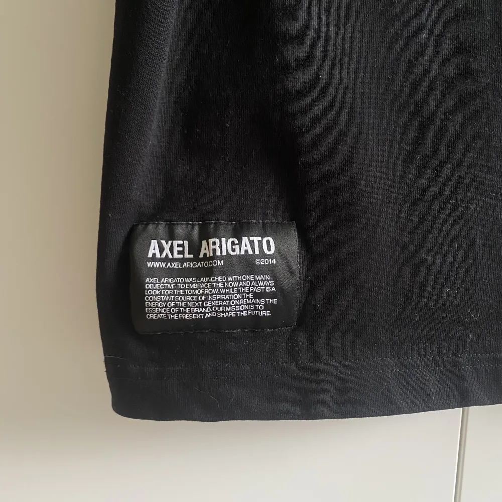 Säljer en arigato tshirt som inte finns att köpa längre! Nypris runt 800kr❣️👏🏻🎈⚡️ Använd runt 10-15 gånger men i bra skick. T-shirts.