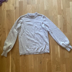 Beige tröja - Säljer nu min beiga tröja i storlek S från Vila för 100 kr + frakt💗💗