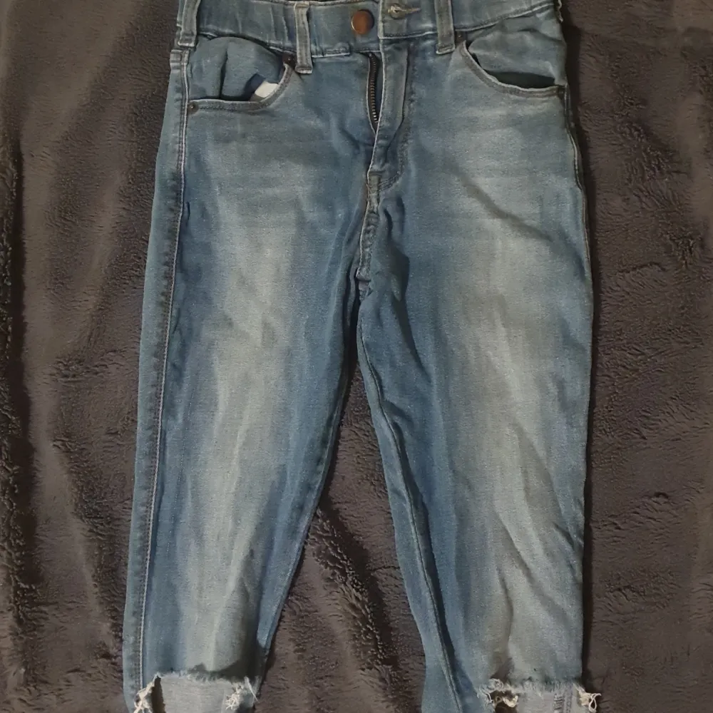 Ett par as snygga ljusblåa dr denim jeans med hål (köpt med hål) tycker dom e fett snygga men dom e tyvärr för små för mig, endast provade annars aldrig använda, köpt för 400kr, pris kan diskuteras!💕. Jeans & Byxor.