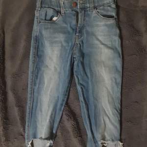 Ett par as snygga ljusblåa dr denim jeans med hål (köpt med hål) tycker dom e fett snygga men dom e tyvärr för små för mig, endast provade annars aldrig använda, köpt för 400kr, pris kan diskuteras!💕