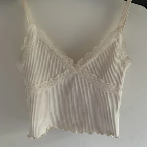 Spetslinne  - Jättesött beige/vitt linne från Hm med spets på. Använd endast ett fåtal gånger och kommer inte till användning. Skriv för fler bilder. Köparen står för frakten💕