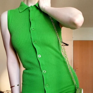 Klänning Zara Grön Nyskick 36 S - En så himla snygg grön klänning ifrån Zara i nyskick. 💚  Vårens färg.  Size: 36 Material: Viskos   Om du undrar något, skriv gärna🌻  Ha en trevlig dag 