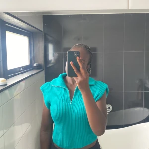  Turkos Croppad half Zip - -Storlek 158/164 jag är en L och den passar på mig!  - Använt en gång💖 