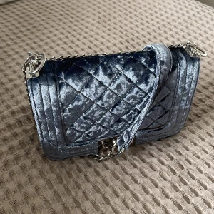 Väska - Väska använd 1 gång, färgen är mer blå irl