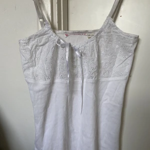 VIT TOPP - världens finaste topp, köpt för många års sedan. Vet inte riktigt om jag vill sälja men med bra pris så skickas den till någon!! I bra skick, bara att lappen är bortklippt. Vet inte vart den är i från! Står storlek 38 men passar mig som är en XS-S. 