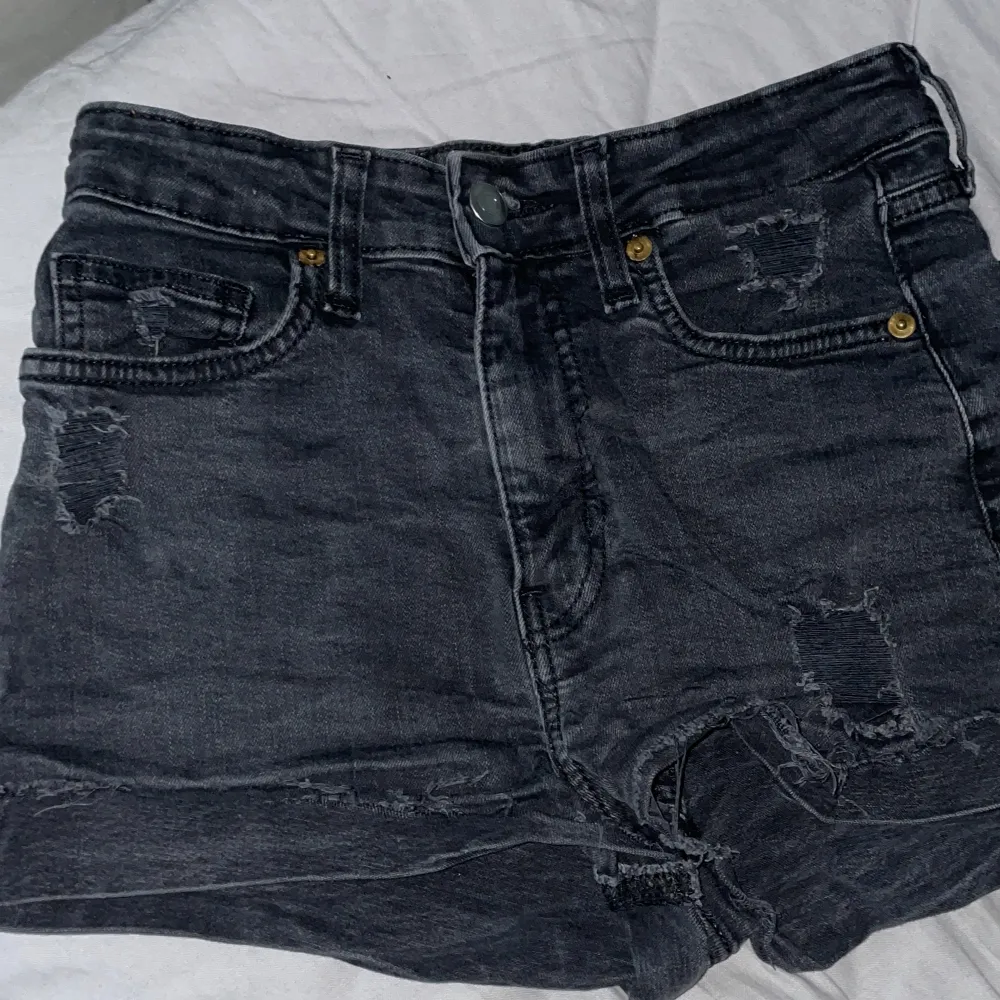 Vanliga svarta shorts från H&M. Normalt använda, storlek perfekt. . Shorts.