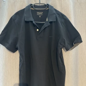 Esprit pike - svart - Piketröja från Esprit i svart! Storlek M. Använd fåtal gånger. Legat i garderob längre därav skrynklig på bild. Fler bilder kan skickas. 