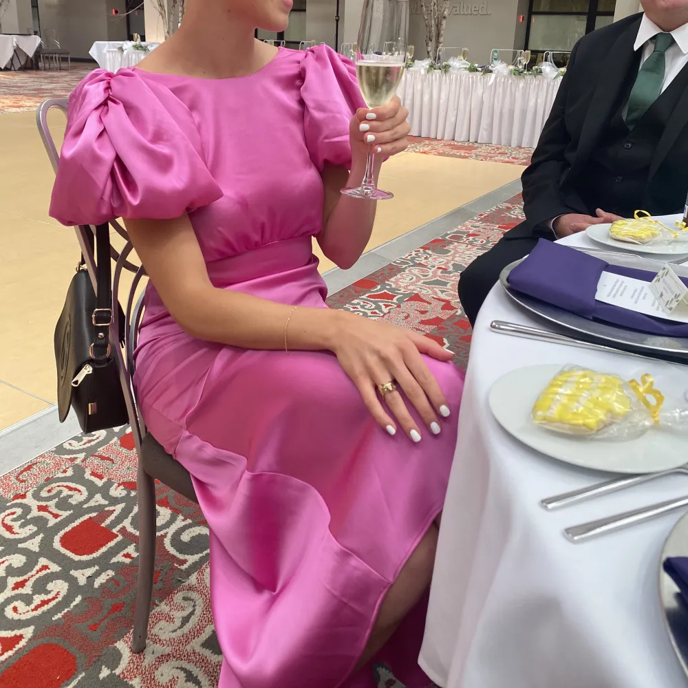 Superfin rosa satin klänning med puffärm. Endast använd på ett bröllop i USA. Kemtvättad efter💗. Klänningar.