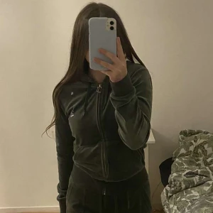 Juicy couture tröja - Säljer denna Juicy Couture tröja i färgen Dark Moss åt syrran Väldigt bra skick