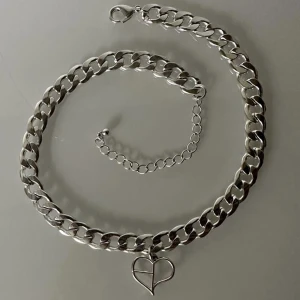 Halsband  - Super fint halsband! Den är helt som ny och super fint skick. 🤍