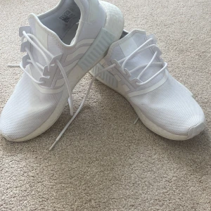 Nmd adidas 42 2/3 - Knappt använda och köpt för några veckor sen. De är i bra skick och är i storlek 42 2/3.
