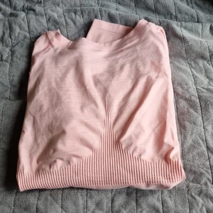 Better bodies crop top - Jättefin Crop top ifrån better bodies, använd vid 2 tillfällen då färgen ej passar mig, så nyskick!  Storlek M