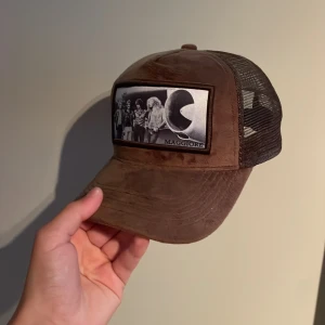 Maggiore keps valvet  - Maggiore keps brun nästintill aldrig använd, låda och påse finns riktigt fräsch till en mörkoutfit till sommarkvällar och hösten som kommer