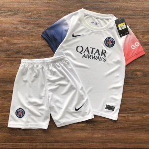 PSG T-shirt - Jag säljer ett par nya PSG T-shirts tillsammans med shorts för endast 559 kr. Leveransen tar ungefär 2 veckor. Eller så kan vi mötas upp i Västerås. Finns i alla storlekar. 
