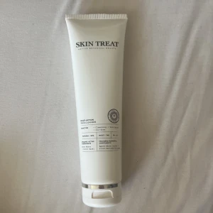 Face cleanser🤍 - Skin treat🤍 använd runt 1-2 gånger🤍köpt på kicks för 129kr säljer för 69kr🤍