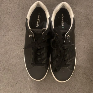 Björneborg skor  - Säljer ett par skor från Björneborg som är rättså smutsiga med Inte sliten själva skon. Men sulan går att tvätta med vatten så man får bort smuts. Säljer för 200+ frakt 