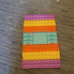 Pop it i fint skick  - Nu säljer jag ett pop it spel i fint skick. Eventuell frakt tillkommer 