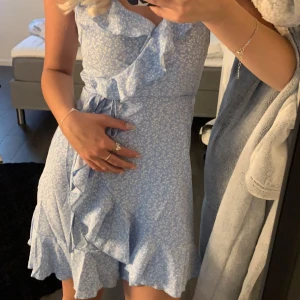 Klänning  - En superfin somrig klänning som har använts någon enstaka gång förra sommaren🫶🏼köptes för 149