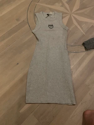 Tajt klänning - Tajt klänning ifrån Hm super fin. Har en symbol hjärta under halsen. Säljer då jag inte trivs i den! Skriv vid frågor och funderingar (knappt använd)