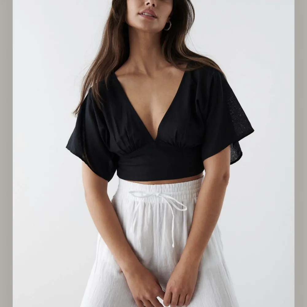 Jättefin blus i linne material i svart från Gina tricots exclusive collection, helt slutsåld på hemsidan. Och helt oanvänd, passar XS/S🖤. Blusar.