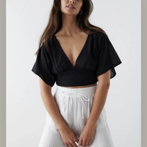 Blus i linne material🖤 - Jättefin blus i linne material i svart från Gina tricots exclusive collection, helt slutsåld på hemsidan. Och helt oanvänd, passar XS/S🖤