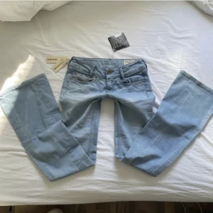 Diesel jeans  - Lågmidjade diesel jeans, avklippta där nere så passar en runt 1,60cm lång. (Lånade bilder från personen jag köpte av) Frakten står köparen för skriv gärna vid fler frågor.