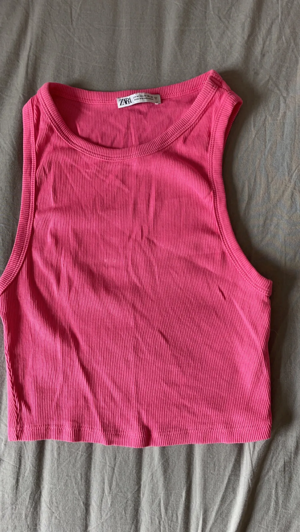 Säljer ett skit snyggt linne ifrån zara i jätte fin rosa färg! Inte användt alls och jätte bra sick! I strl M säljer för 30kr. T-shirts.