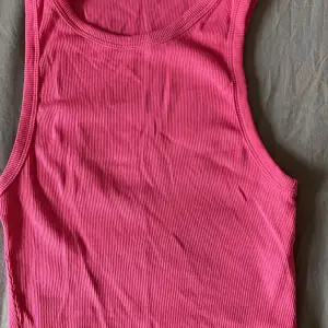 Säljer ett skit snyggt linne ifrån zara i jätte fin rosa färg! Inte användt alls och jätte bra sick! I strl M säljer för 30kr