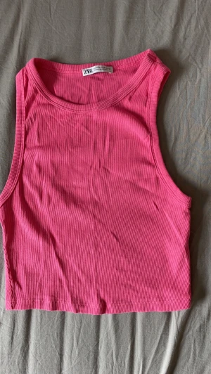 Linne - Säljer ett skit snyggt linne ifrån zara i jätte fin rosa färg! Inte användt alls och jätte bra sick! I strl M säljer för 30kr