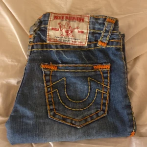 True religion jeans  - Säljer mina true religion jeans då dom inte kommit till någon användning. Dom är skinny men har klippt en slits på dom. Dragkedjan är sönder men den kan man laga. Priset kan diskuteras. Skriv för fler frågor osv💕💕