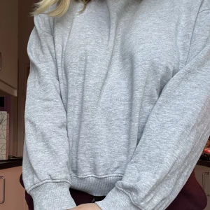 Sweater från Lager 157 - Säljer denna Sweater från Lager 157 då den inte kommer till användning längre🩷 sen helt vanlig grå tjocktröja utan några konstigheter!🌸💕