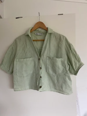 Linneskjorta Zara - Jättegullig kortärmad linneskjorta från Zara, i en pastellgrön färg.   Frakt ingår ej.