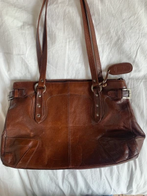 Läder väska  - Bara att skriva vid frågor eller intresse!!