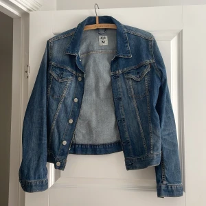 Jeansjacka - Jeansjacka från Crooker i storlek medium. Perfekt från en kylig sommarkväll 
