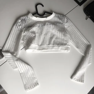 Cropped Fishnet Top från Stylewise - Perfekt för festival, snygg att ha bara bh under! Aldrig använd! Märket heter Stylewise och den är köpt på JFR.se ❤️‍🔥