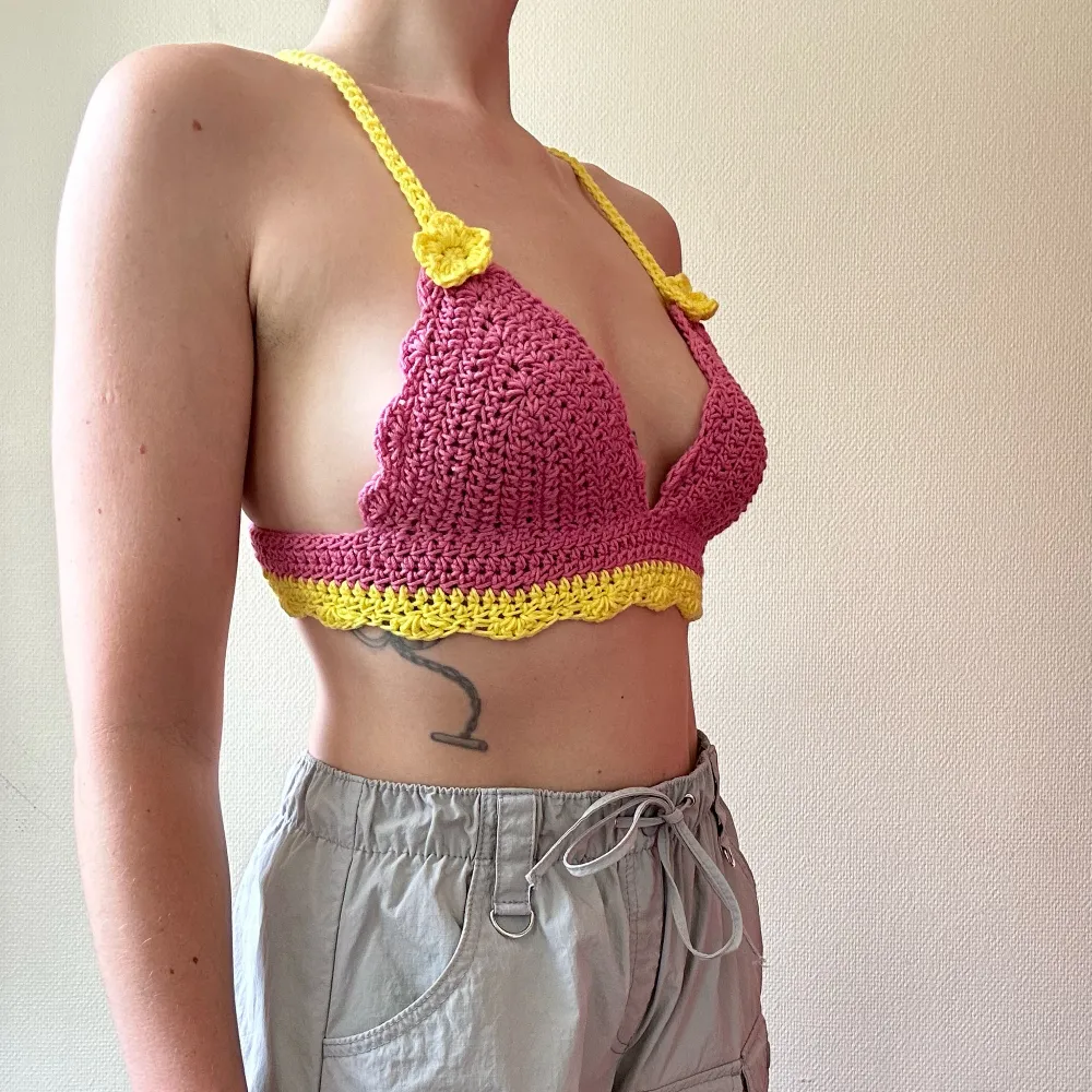 Handmade by ENGER , Cute hot pink crochet bralette with yellow trims and flower detailing. Cute core for all summer occasions.  100% Cotton Hand wash  Size  S- M / UK 8-10  Shown on model size EU 38 / UK10 ( 164cm / 5ft4 )  Handmade. Toppar.