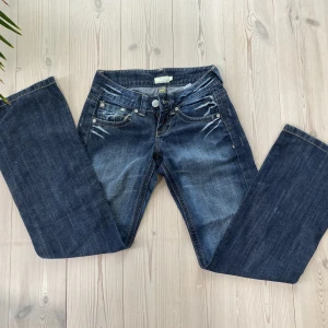 Utsvängda lågmidjade jeans💋 - Ett par lågmidjade utsvängda jeans i storlek 36/s! Rå najs bakfickor! Skriv för mer bilder 💋💋💋💋💋💋💋mått: 💙- 39cm ❤️- 103cm 💚- 84cm 💜- 25cm
