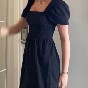 Svart klänning - Svart klänning! Köpt här på plick men säljer då den inte kommer till användning. Storlek S men den är stretchig så passar även mig som har M. Bara att skriva om du har några funderingar🥰🥰 (Lånade bilder) (lägger upp igen då köpare ångrade sig)