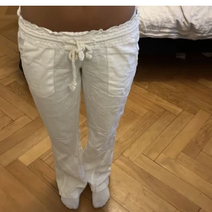 Roxy linnebyxor  - Jag säljer dessa linnebyxor på grund av att dem inte kommer till användning och är för långa❤️Köp direkt för 1000.