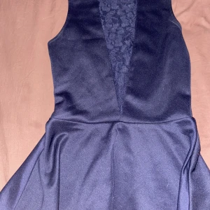 Blus - Säljer denna topp/blus. Det är xs men passar även s har endast testat den. Volanger i nedre kanten vilket ger en fin passform, även spets fram 