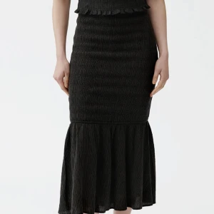 Långkjol  - Kjol från Twist & Tango i storlek M. Den har väldigt fin siluett och form, påminner om en sjöjungfru. Som ny! Nypris 1599, köparen står för frakt