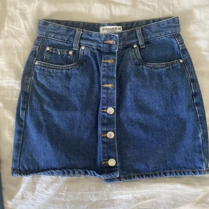 Jeanskjol - Jeanskjol från Pull&Bear i storlek S. Den är knappt använd och är som ny. 