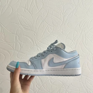 WMNS AIR JORDAN 1 LOW - Köpt i slutet av 2022 från Afro Urban Store, små defekter på sidan där lite tyg e sönder. Kan gå ner i pris, dm för fler bilder 💌