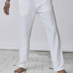 Linnebyxor skagen - Linnebyxor från Skagen! Ganska använda men i fint skick, några fläckar längst ner på byxan men syns inte vid användning! 