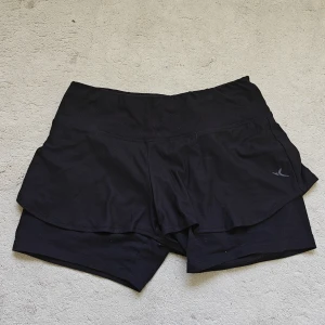Dubblerade träningsshorts  - Dubblerade träningsshorts från Decathlon tror jag. Nästan aldrig använda. 