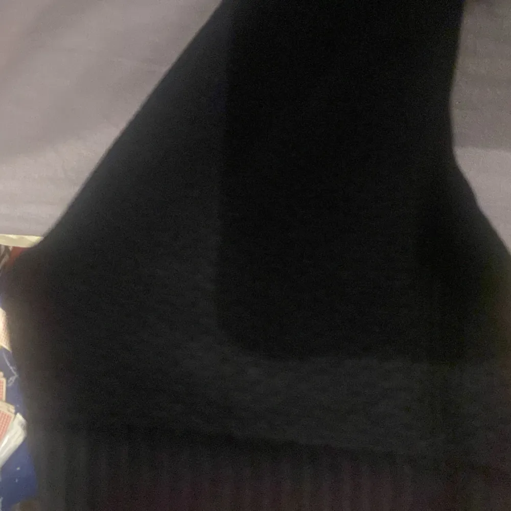 Sköna svarta tights i storlek S säljer pga inte använda på länge, materialet har lite små hål över hela tightsen vilket gör att dem blir lite mer luftiga nu på sommaren med, jag upplever inte dem som genomskinliga. Jeans & Byxor.