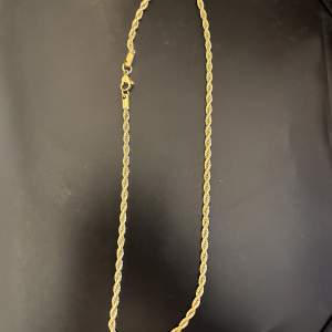 Guldpläterad halsband cordell modell doppad i äkta 18k guld, 50 cm ca 3-4 mm lång. 