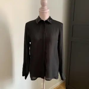 Säljer en svart skjorta med fina detaljer som inte kommer till någon användning. Den är från GinaTricot i stolek 34.🌸