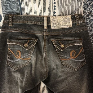 EDC BY ESPIRIT DENMIN - Bootcut lowaisted, Finns ej att köpa i butik eller online längre. Inga hål och det är inte slitet någonstans de är precis som nya och använda 3 gånger   