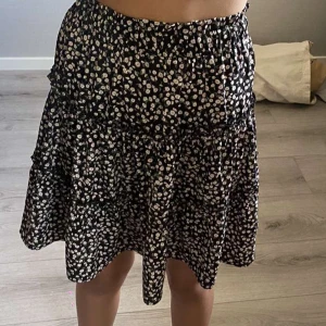 Blommig shein-kjol - Blommig Shein-kjol i storlek xxs/xs säljes. Kjolen är perfekt för sommaren och passar till en mängd olika tillfällen. Den är bra skick och har aldrig använts. Kjolen är gjord av polyster 100%  och har en härlig passform. Köparen står för frakt💖